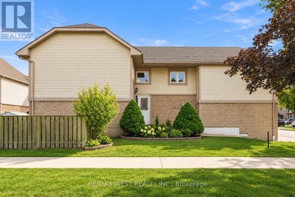 2 Ackrow Court, Toronto, ON M9C5C4 Photo 2