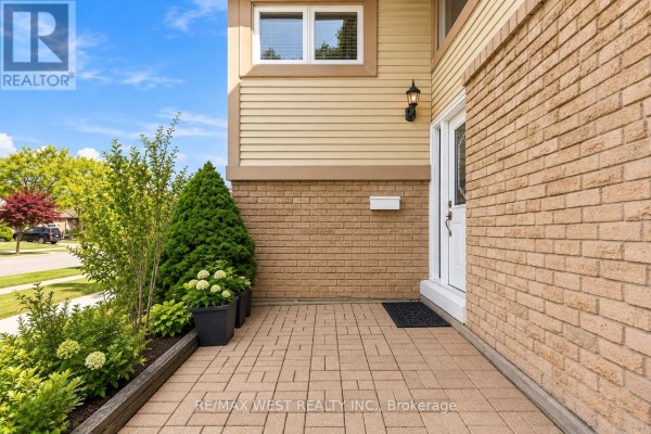2 Ackrow Court, Toronto, ON M9C5C4 Photo 4