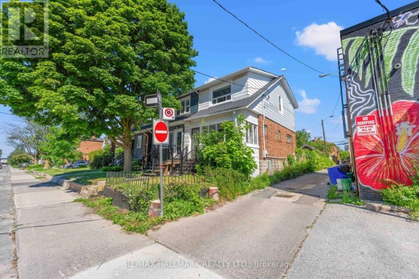 Primary Bedroom - 2 Amherst Avenue, Toronto, ON M6E1Z3 Photo 4