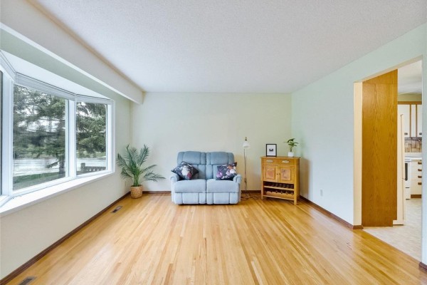 Living room/Dining room - 2 Ashern Road, Winnipeg, MB R2Y1G9 Photo 4