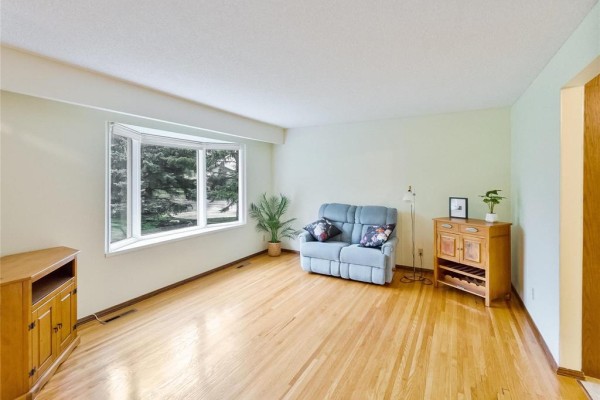 Eat in kitchen - 2 Ashern Road, Winnipeg, MB R2Y1G9 Photo 5