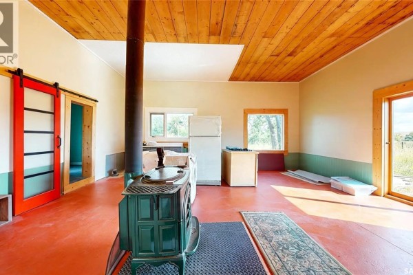 Enclosed porch - 2 Chimney Coulee Road, Eastend, SK S0N0T0 Photo 3