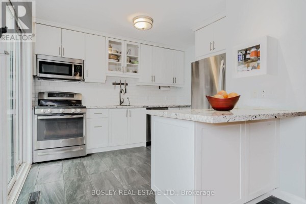 Primary Bedroom - 2 Cottonwood Drive, Toronto, ON M3C2B4 Photo 4