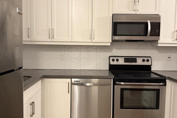 Kitchen - 2 Fairhead Mews, Toronto, ON M4E3Y4 Photo 3