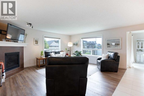 Family room - 2 Kingston View Se, Airdrie, AB T4A0K4 Photo 5