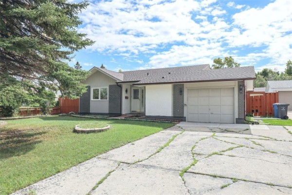 2 Lake Island Crescent, Winnipeg