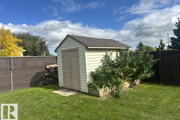 Kitchen - 2 Larch Ba, Spruce Grove, AB T7X1W6 Photo 3