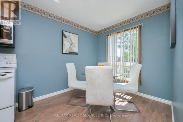 Living room - 2 Lindridge Avenue, Brampton, ON L6S3W9 Photo 4