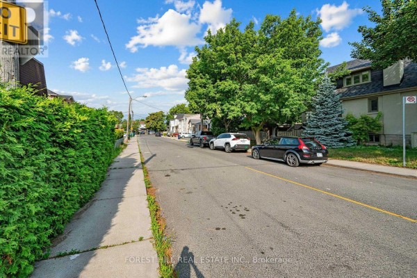 2 Mulberry Crescent, Toronto, ON M6C1N5 Photo 5