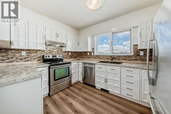 Kitchen - 2 Nichols Crescent, Red Deer, AB T4P1P6 Photo 4