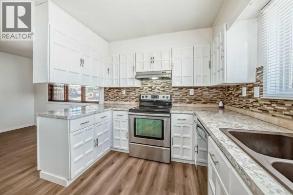 Family room - 2 Nichols Crescent, Red Deer, AB T4P1P6 Photo 5