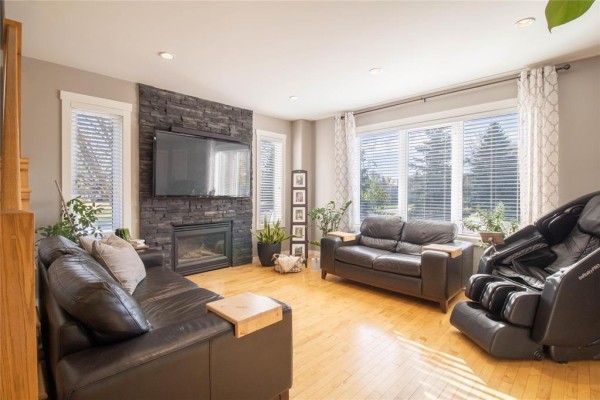 Living room - 2 Northview Crescent, Steinbach, MB R5G2A7 Photo 3