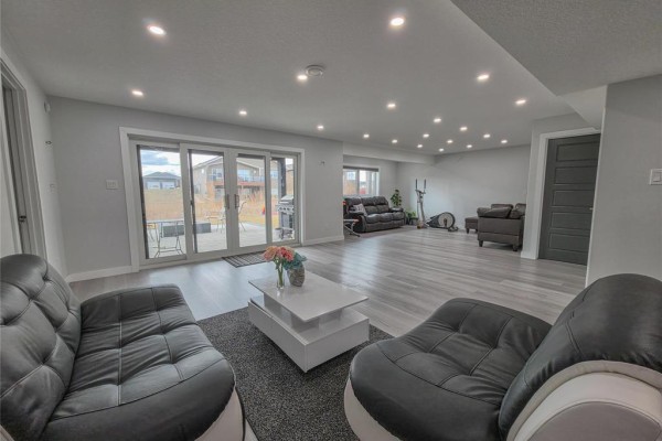2 Oakview Street, Brandon, MB R7C0C6 Photo 5