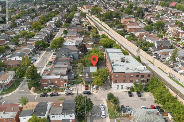 2 Rockwell Avenue, Toronto, ON, photo 2