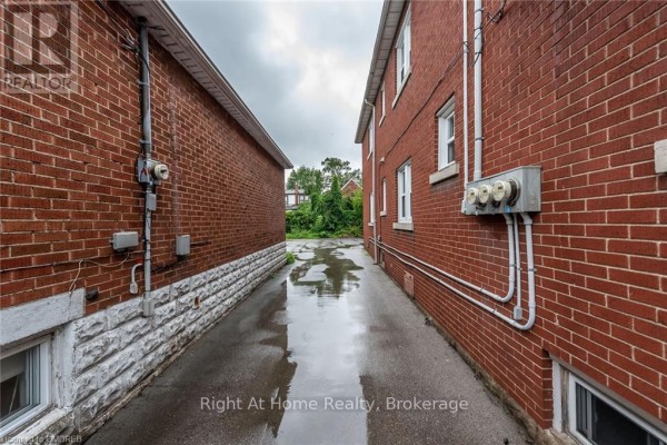 Living room - 2 Room #1 - 104 Longwood Road S, Hamilton, ON L8S1S6 Photo 4