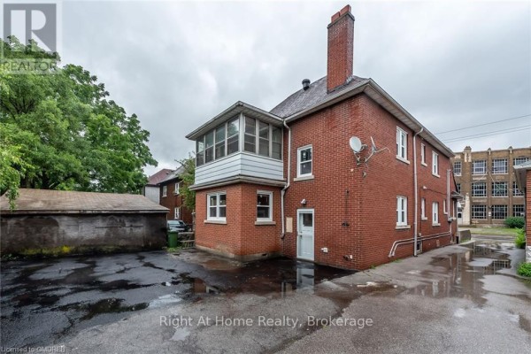 Sunroom - 2 Room #1 - 104 Longwood Road S, Hamilton, ON L8S1S6 Photo 5
