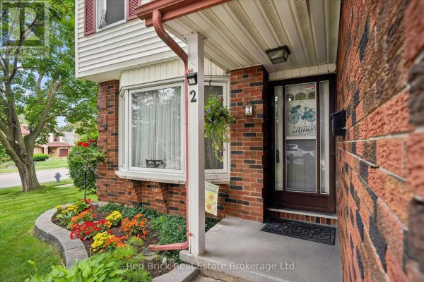 Living room - 2 Woodborough Road, Guelph, ON N1G3K5 Photo 4