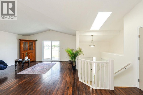 Living room - 20, 4803 54 Avenue, Camrose, AB T4V5B1 Photo 5