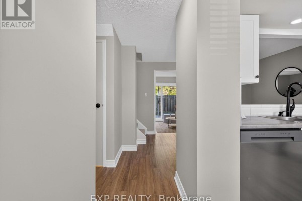 Living room - 20 - 242 Lakeport Road, St  Catharines, ON L2N6V2 Photo 3
