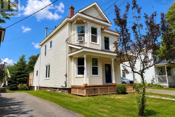 Living room - 20 Agnew Street, Amherst, NS B4H2B6 Photo 3