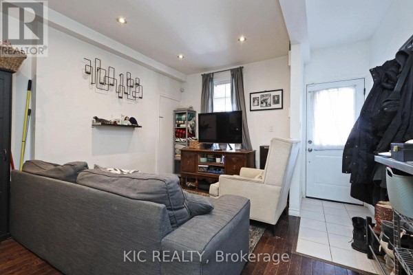Kitchen - 20 Ashdale Avenue, Toronto, ON M4L2Y7 Photo 3