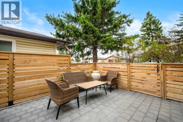 Living room - 20 Bedwood Hill Ne, Calgary, AB T3K1L9 Photo 3