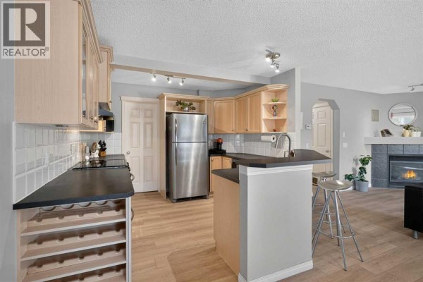 Kitchen - 20 Chapman Court Se, Calgary, AB T2X3S6 Photo 4