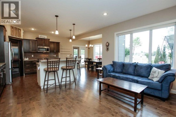 Living room - 20 Connaught Crescent, Red Deer, AB T4P0K3 Photo 5