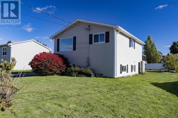 20 Dickey Street, Amherst, NS, photo 2