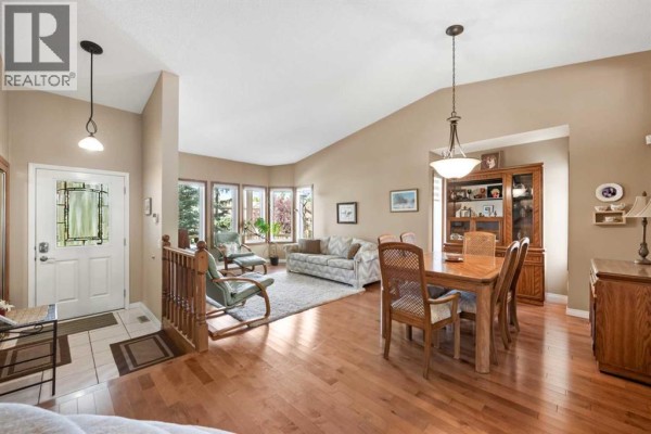 Dining room - 20 Edendale Crescent Nw, Calgary, AB T3A3W8 Photo 2