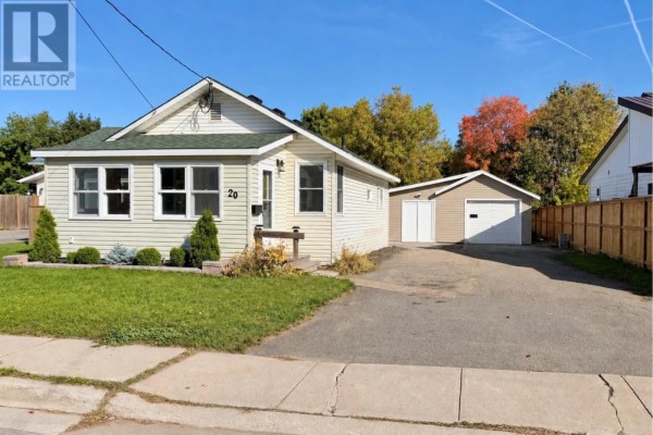 Living room - 20 Gladstone Ave S, Sault Ste  Marie, ON P6B2R6 Photo 2