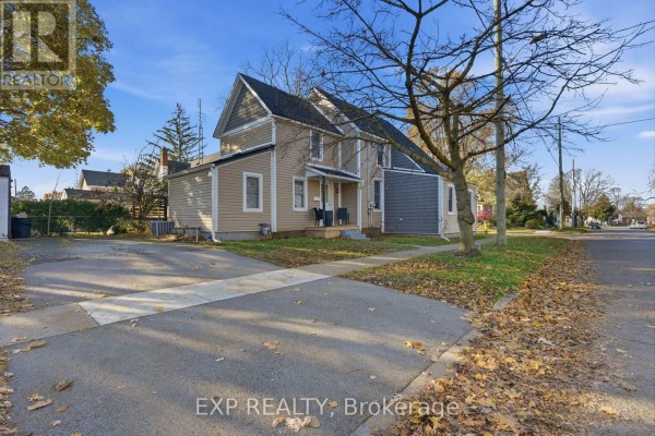 Kitchen - 20 Henry Street, St  Catharines, ON L2R5T3 Photo 4