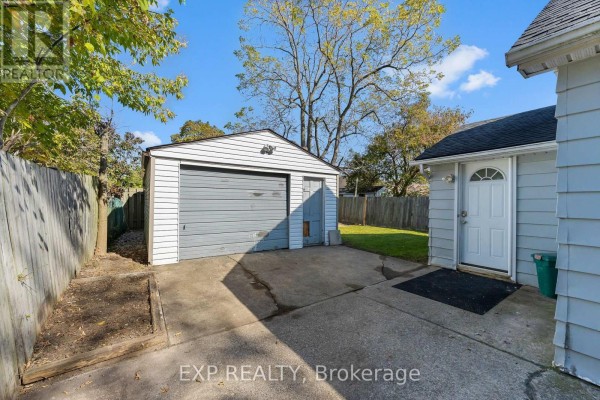 Living room - 20 Kirk Street, St  Catharines, ON L2S1B7 Photo 5