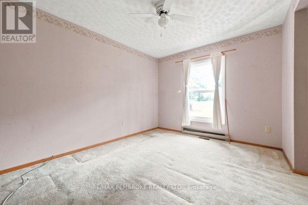 Bedroom - 20 Meadowbrook Drive, Laurentian Valley, ON K8A7C3 Photo 3