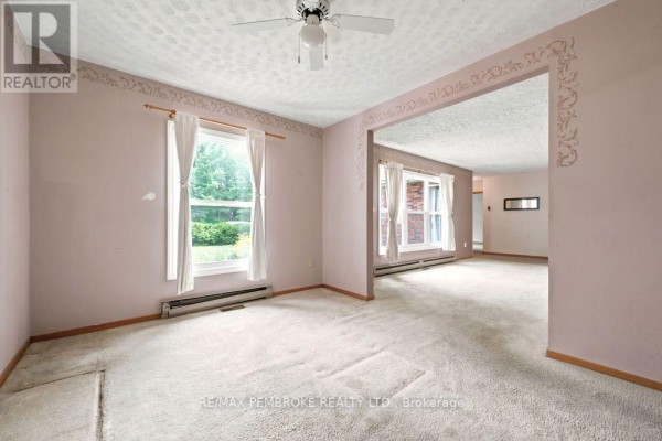 Kitchen - 20 Meadowbrook Drive, Laurentian Valley, ON K8A7C3 Photo 4