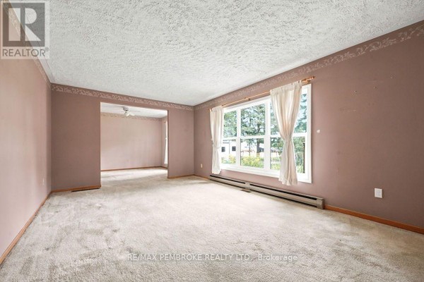 Bathroom - 20 Meadowbrook Drive, Laurentian Valley, ON K8A7C3 Photo 5