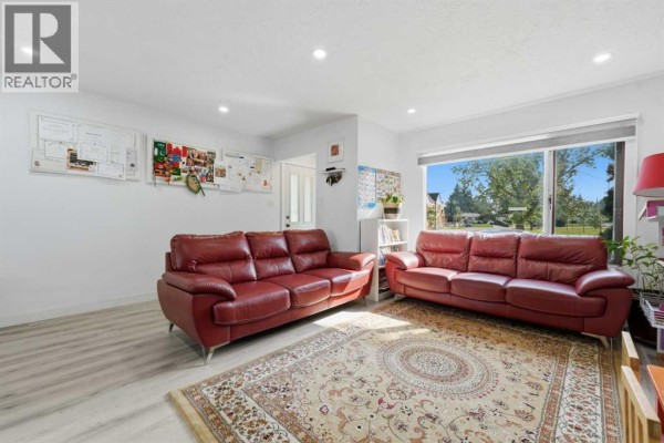 Bedroom - 20 Rossburn Crescent Sw, Calgary, AB T3C2N5 Photo 3