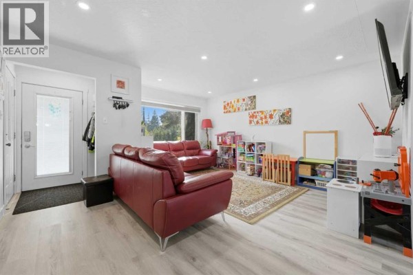 Office - 20 Rossburn Crescent Sw, Calgary, AB T3C2N5 Photo 4