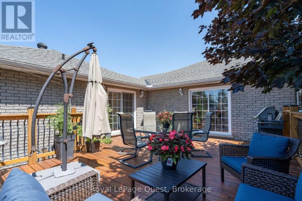 Wooden deck with outdoor seating, dining table, and a built-in barbecue. - 20 Rue Eric, Tiny