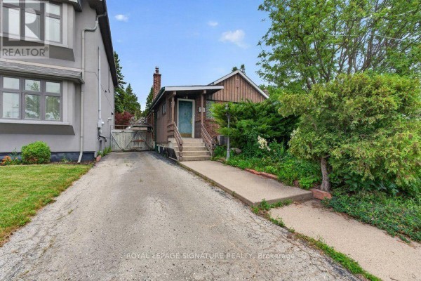 Kitchen - 20 Tiago Ave Avenue, Toronto, ON M4B2A1 Photo 3