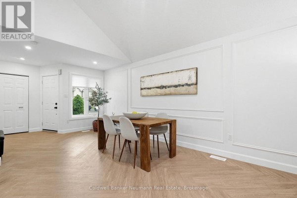 Living room - 20 Trailbrook Lane, Guelph, ON N1E7B5 Photo 5