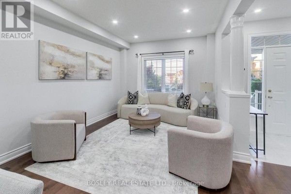 Living room - 20 Trish Drive, Richmond Hill, ON L4E5C5 Photo 3