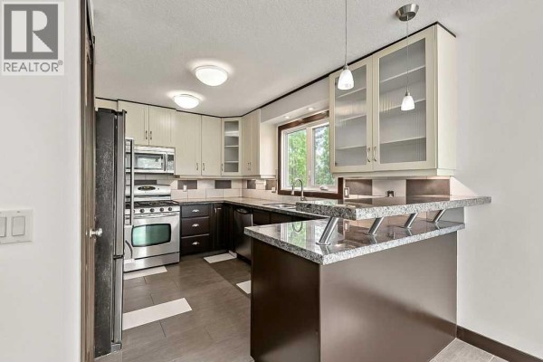 Family room - 200 Bernard Drive Nw, Calgary, AB T3K2B7 Photo 5