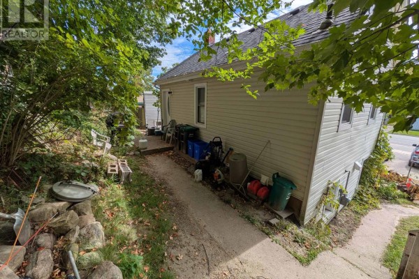 Kitchen - 200 Blake Street, Barrie, ON L4M1K3 Photo 2