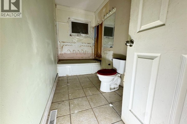 3pc Bathroom - 200 Otter Street, Cut Knife, SK S0M0N0 Photo 5