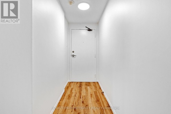Living room - 2001 - 475 Laurier Avenue W, Ottawa, ON K1R7X1 Photo 4