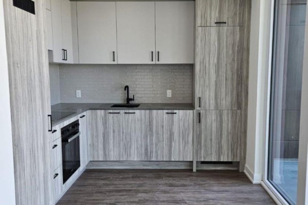 2004 - 5 Quarrington Lane, Toronto, ON M3C0S5 Photo 4