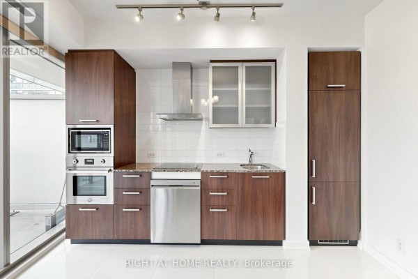 2006 - 14 York Street, Toronto