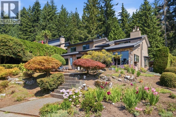 2008 Blairview Avenue, North Vancouver, BC V7H2N4 Photo 4
