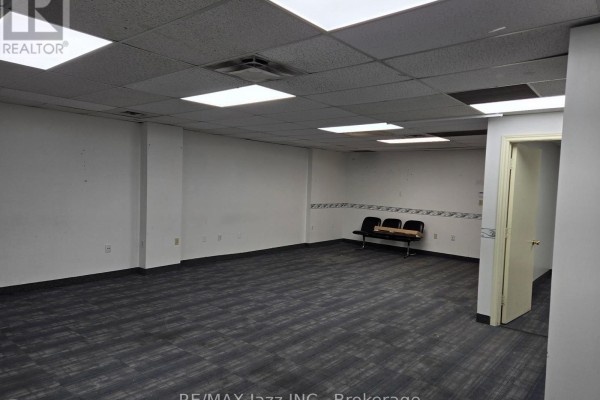 201 - 111 Simcoe Street N, Oshawa, ON, photo 2